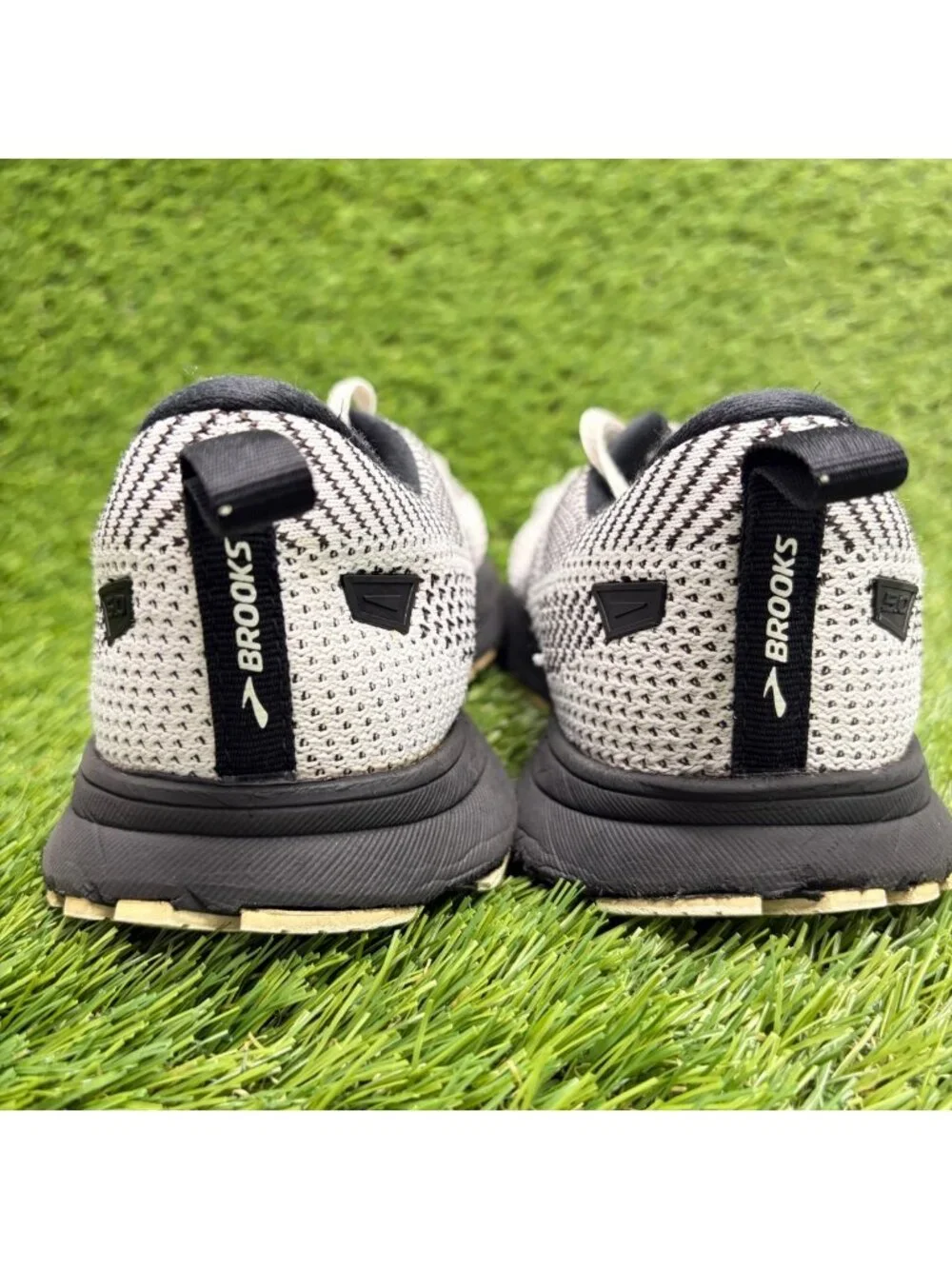 Brooks Revel 5 Womens Size 7 White Black Athletic Running Shoes Sneakers